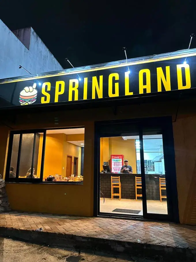 Fachada da Springland Hamburgueria à noite
